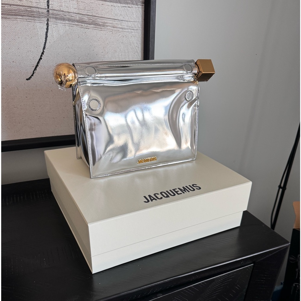 NWT - JAQUEMUS SILVER RONDE CARRE CLUTCH - EXTREMELY RARE - Picture 4 of 6